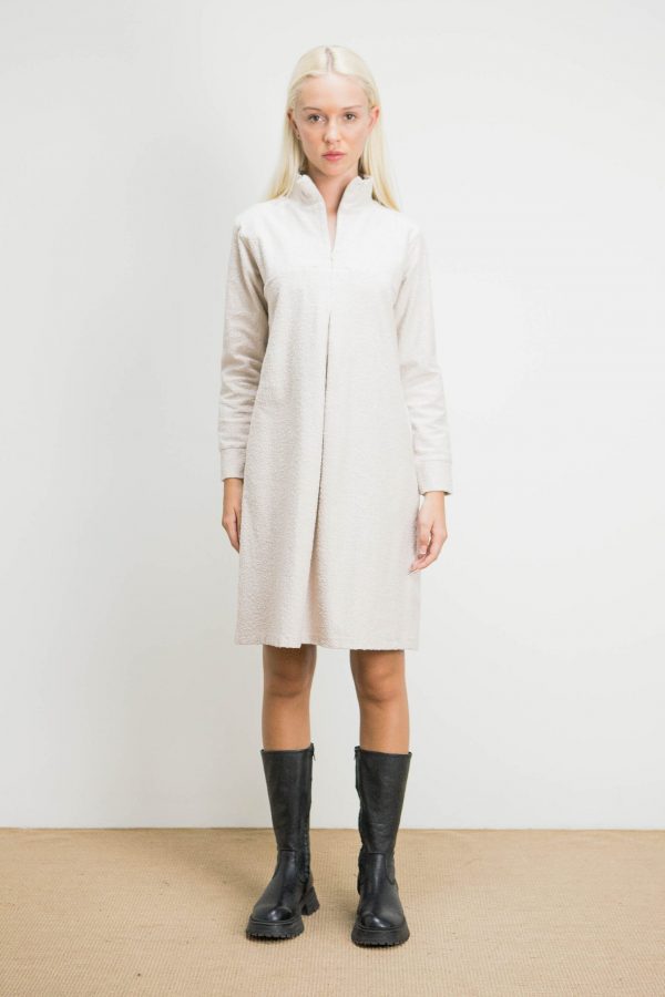 Vestido beige textura rugosa