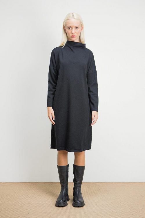 Vestido negro cuello chimenea