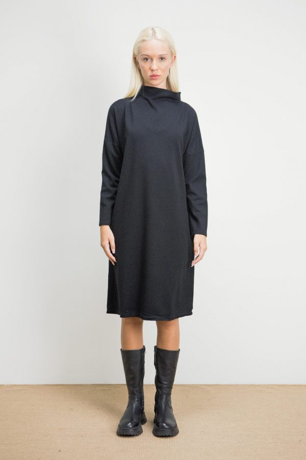 Vestido negro cuello chimenea