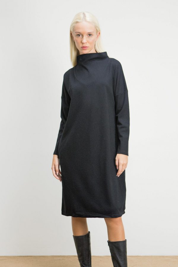 Vestido negro cuello chimenea