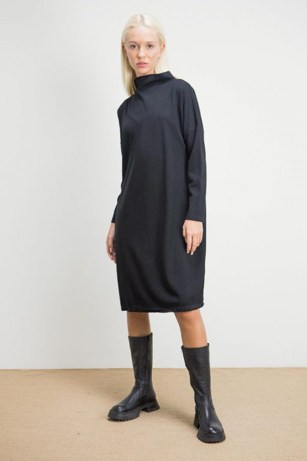 Vestido negro cuello chimenea