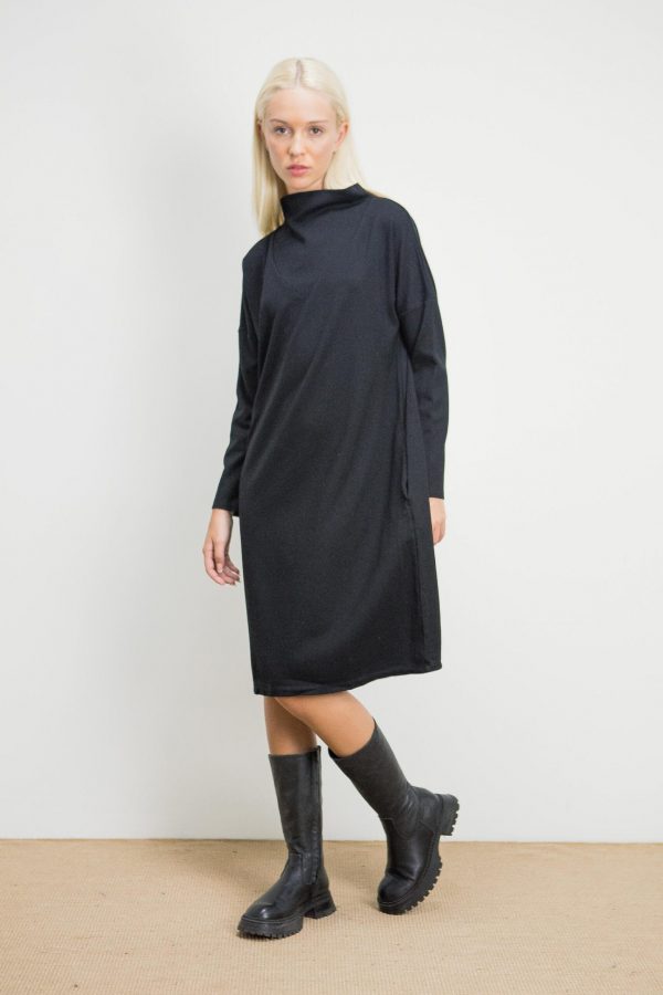 Vestido negro cuello chimenea