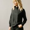 Sudadera negra cuello alto