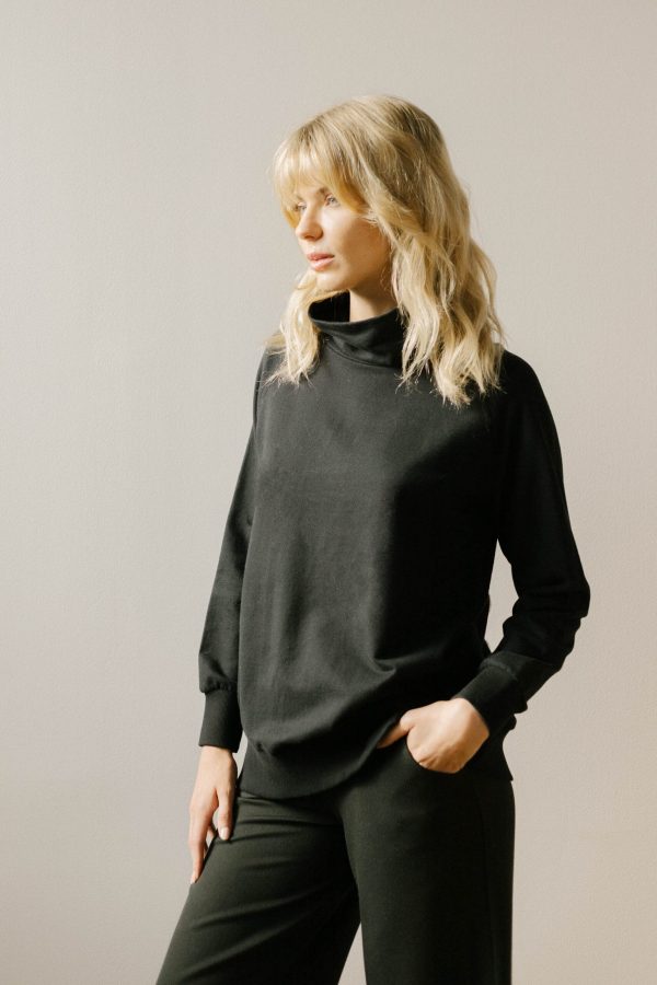 Sudadera negra cuello alto