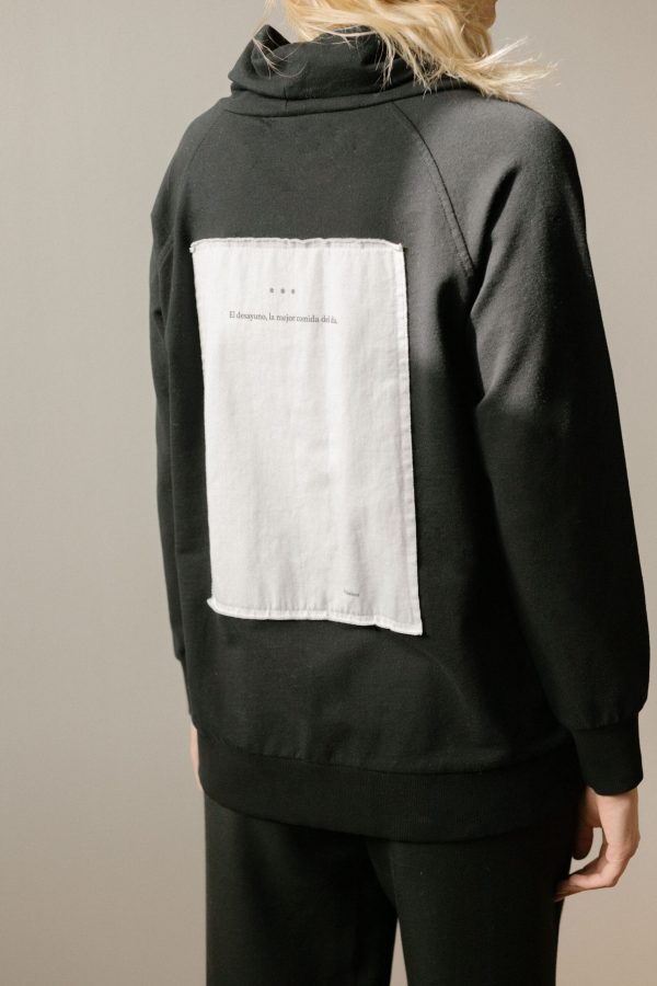 Sudadera negra cuello alto