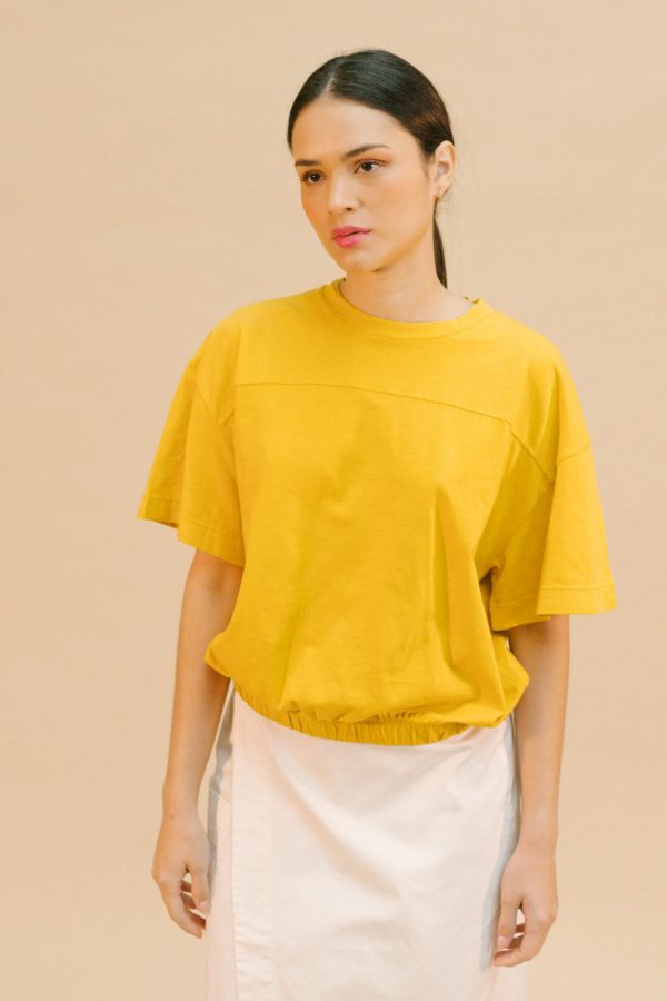 2401183_04-scaled-1.jpg Top con goma amarillo mostaza