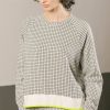 Sudadera cuadritos y flúor