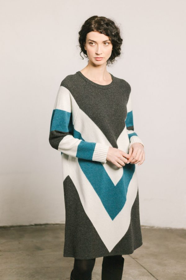 Vestido de punto gris y azul