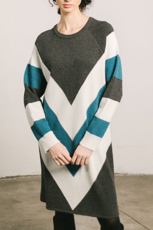 Vestido de punto gris y azul
