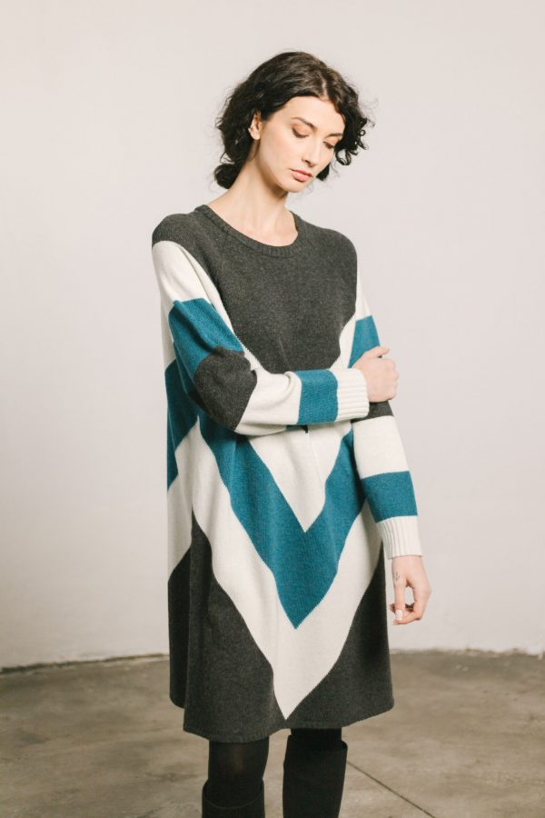 Vestido de punto gris y azul